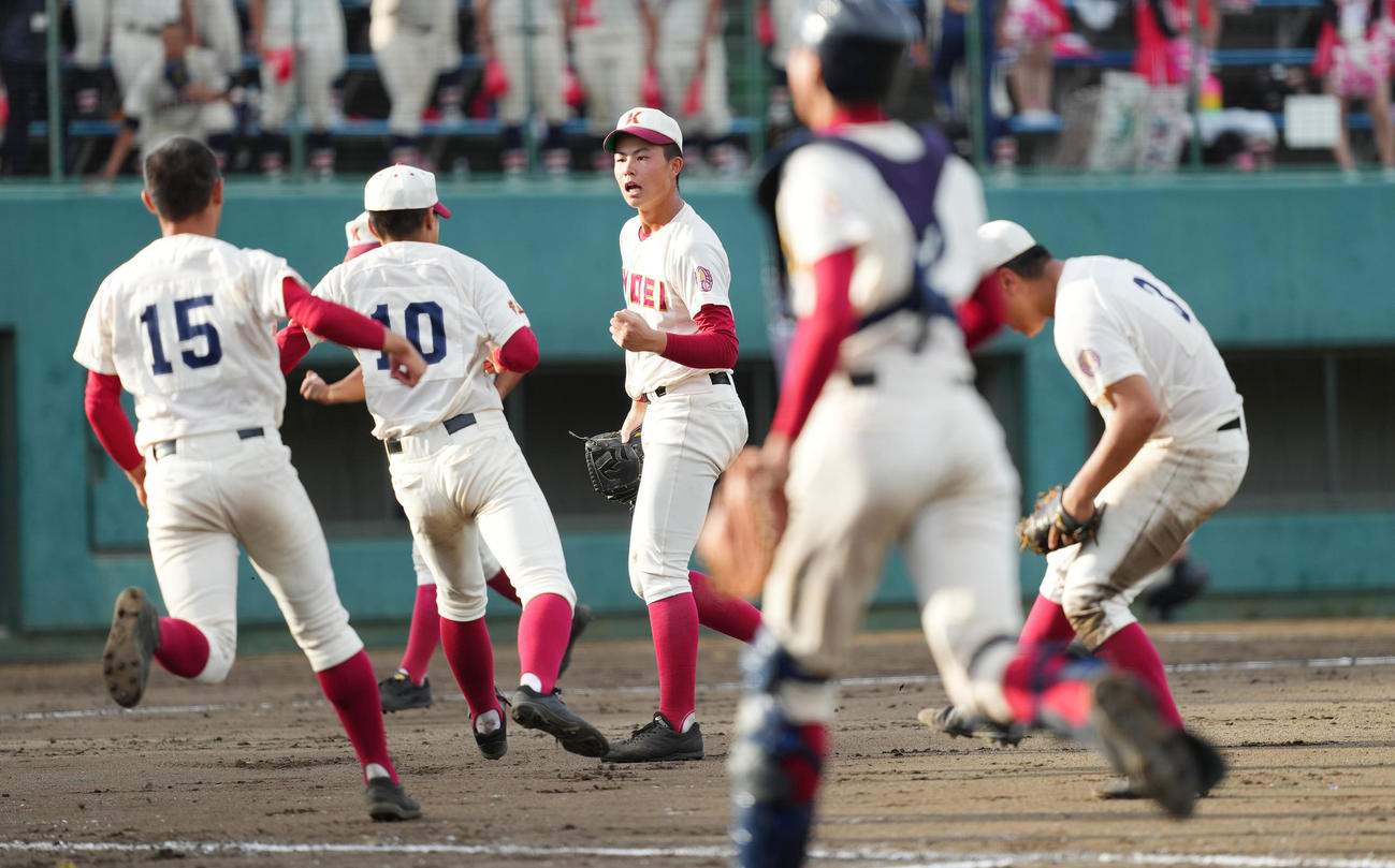 春日部共栄対浦和学院　浦和学院に勝利し、雄たけびを上げる春日部共栄・松村侑真（中央）らナイン（撮影・菅敏）