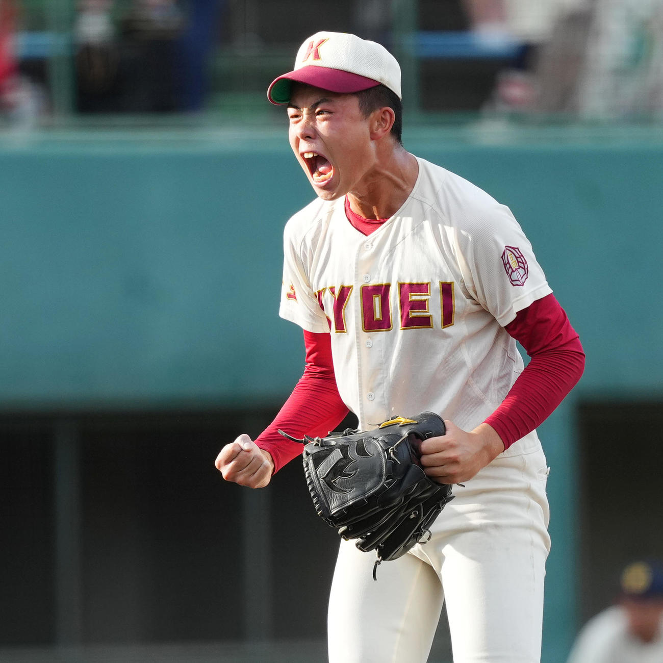 春日部共栄対浦和学院　浦和学院に勝利し、雄たけびを上げる春日部共栄・松村（撮影・菅敏）