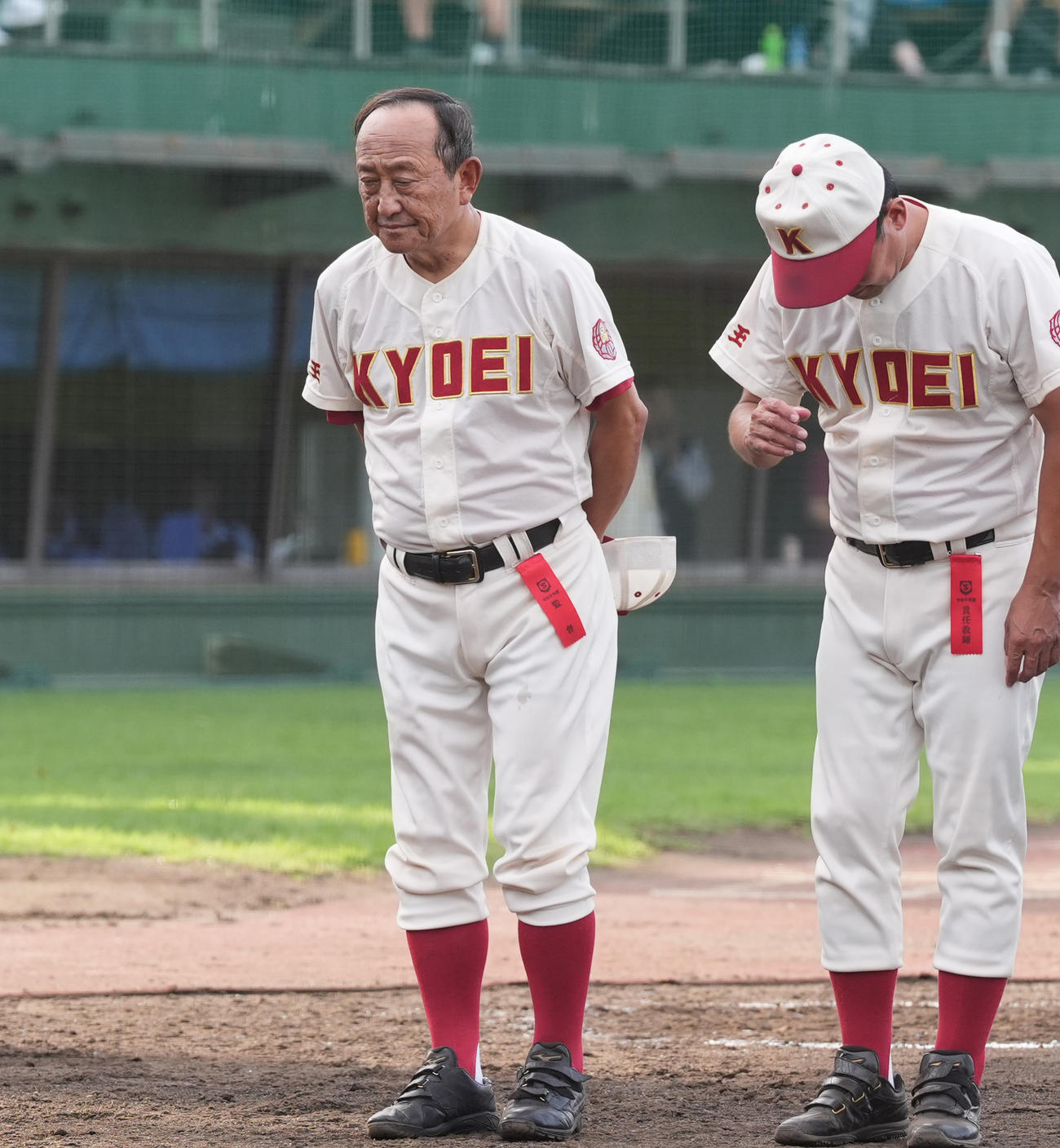 春日部共栄対浦和学院　浦和学院に勝利し、スタンドにあいさつする春日部共栄・本多監督（左）（撮影・菅敏）