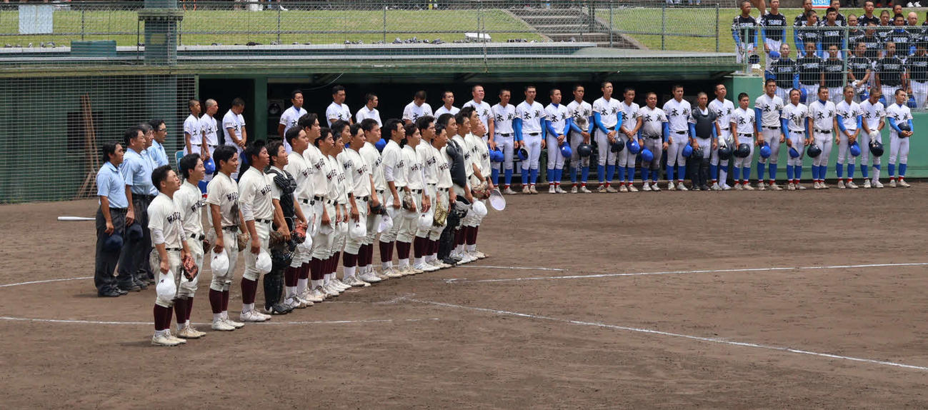 早稲田摂陵対太成学院大高　準々決勝進出を決め、校歌を歌う早稲田摂陵の選手たち（撮影・斉藤龍平）