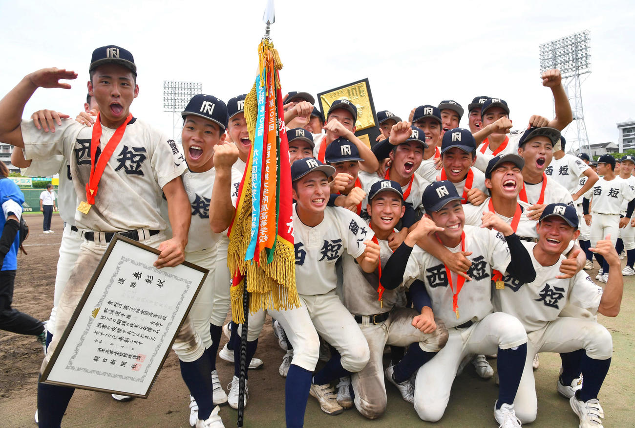 福岡大会で優勝し、笑顔で記念撮影する西日本短大付ナイン（撮影・岩下翔太）