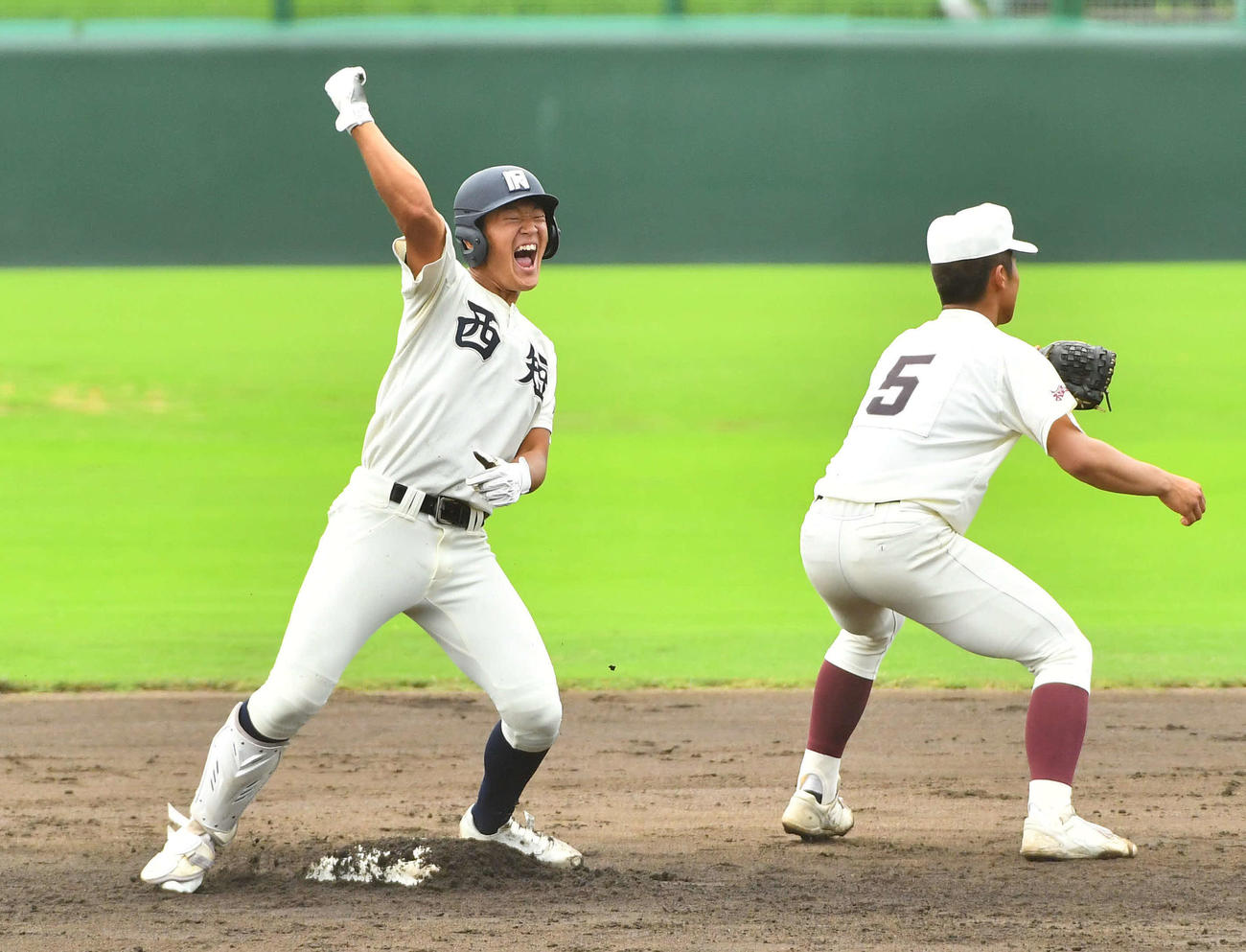 西日本短大付対福岡大大濠 2回裏西日本短大付1死三塁、安田は同点適時二塁打を放ちガッツポーズ（撮影・岩下翔太）