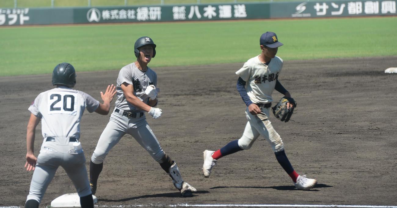 熊本工対熊本国府　3回表熊本工1死三塁、適時三塁打を放ち、雄たけびを上げる上田（中央）（撮影・佐藤究）