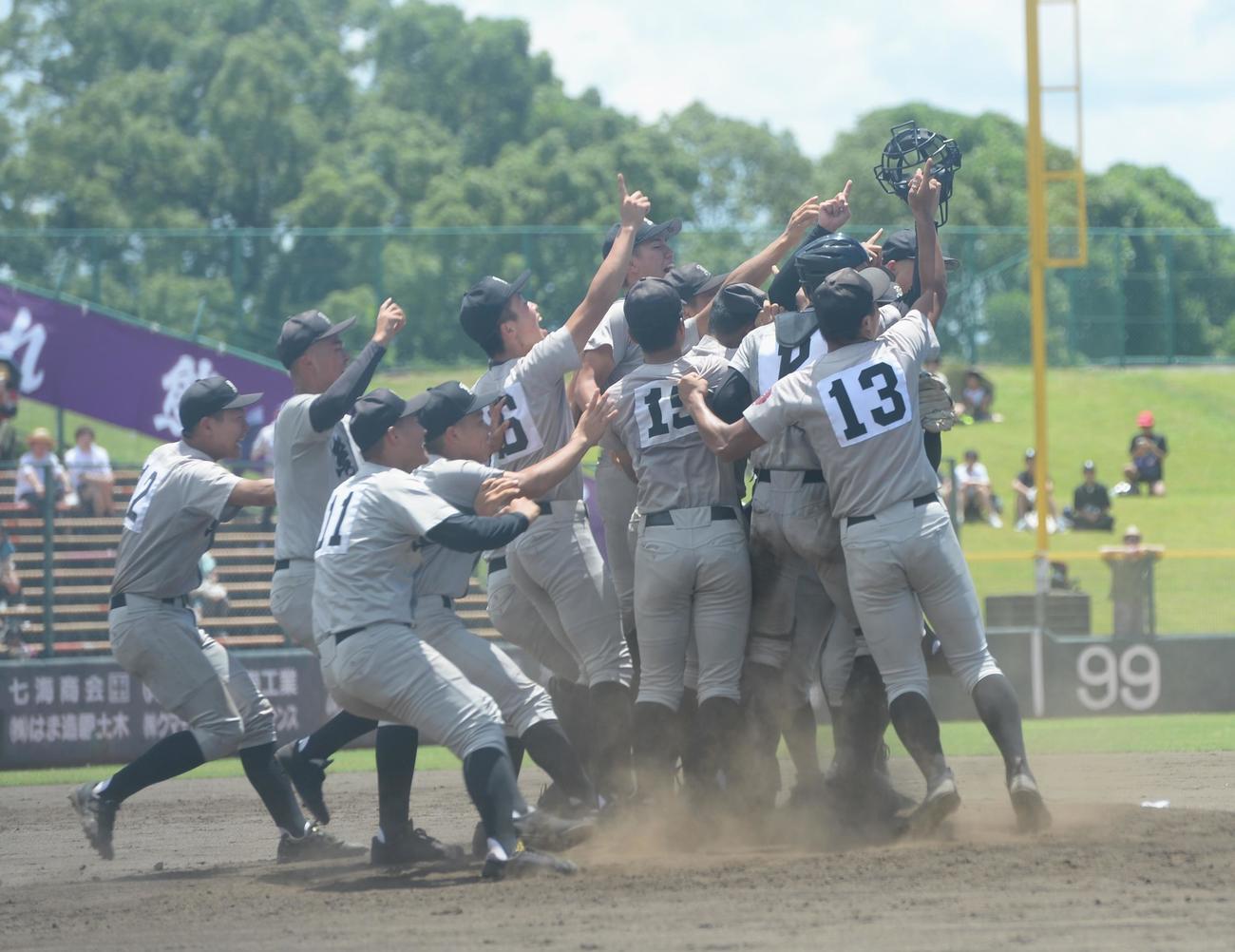 熊本工対熊本国府　優勝を決め、歓喜する熊本工ナイン（撮影・佐藤究）