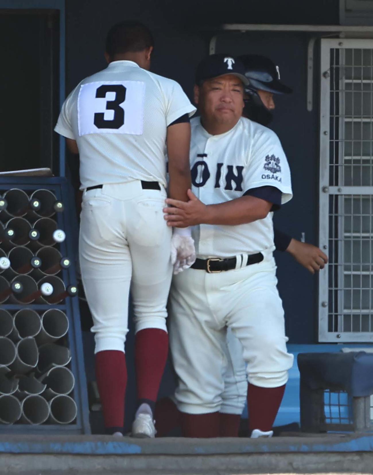 早稲田摂陵対大阪桐蔭　5回裏大阪桐蔭2死二塁、左越え2点本塁打を放ったラマル（左）を出迎える西谷監督（撮影・上田博志）