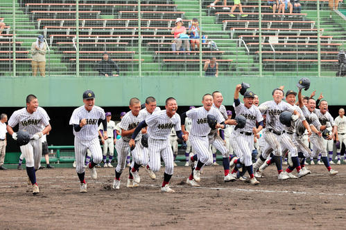 劇的な幕切れ！鳥取城北、あと1球で敗退から逆転サヨナラ…6年ぶり夏