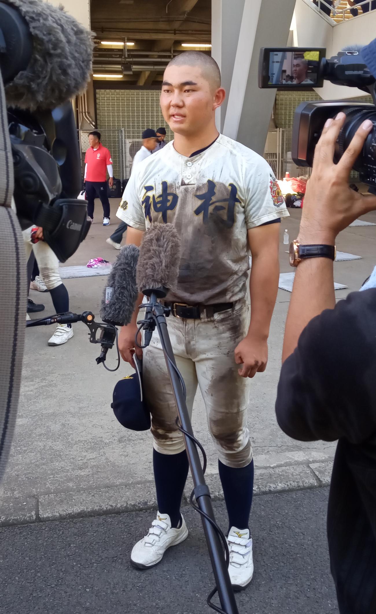 枕崎対神村学園　試合後、インタビューを受ける神村学園・正林輝大外野手（撮影・菊川光一）