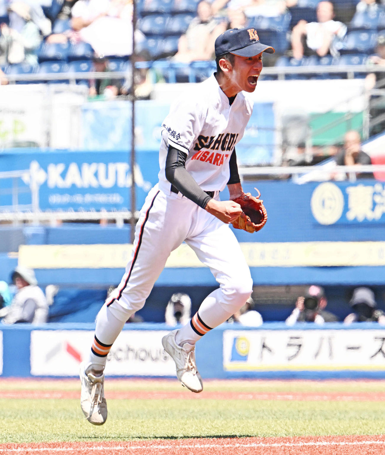 東京学館対木更津総合　5回表東京学館1死一、二塁、平山を併殺に打ち取りガッツポーズする石沢（撮影・滝沢徹郎）