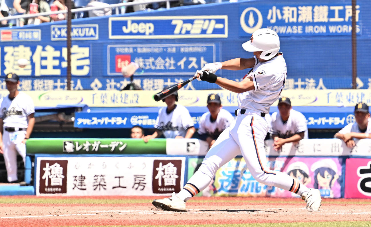 東京学館対木更津総合　4回裏木更津総合2死二、三塁、代打小畑は左翼に2点適時打を放つ（撮影・滝沢徹郎）
