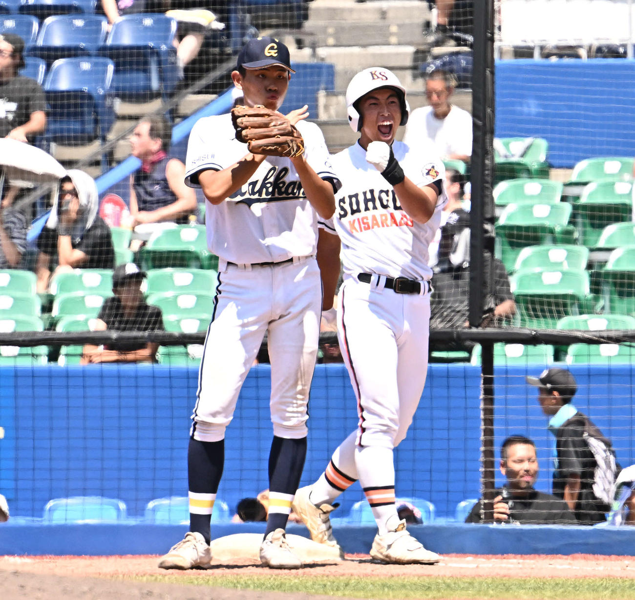 東京学館対木更津総合　4回裏木更津総合2死二、三塁、代打小畑（右）は2点適時打を放ちガッツポーズする（撮影・滝沢徹郎）