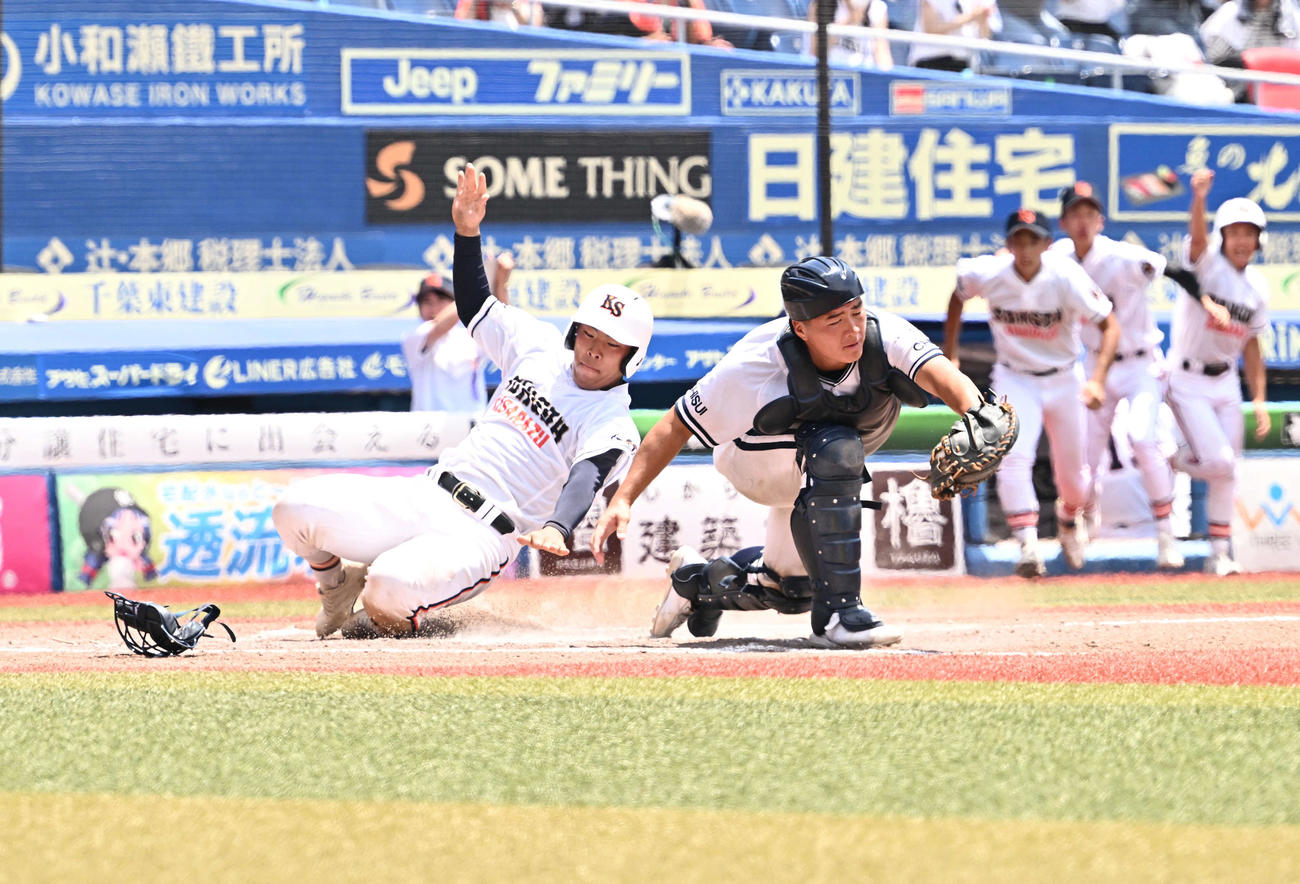 東京学館対木更津総合　8回裏木更津総合2死一塁、井上陸の適時打から生還する羽根（左）。捕手千葉（撮影・滝沢徹郎）