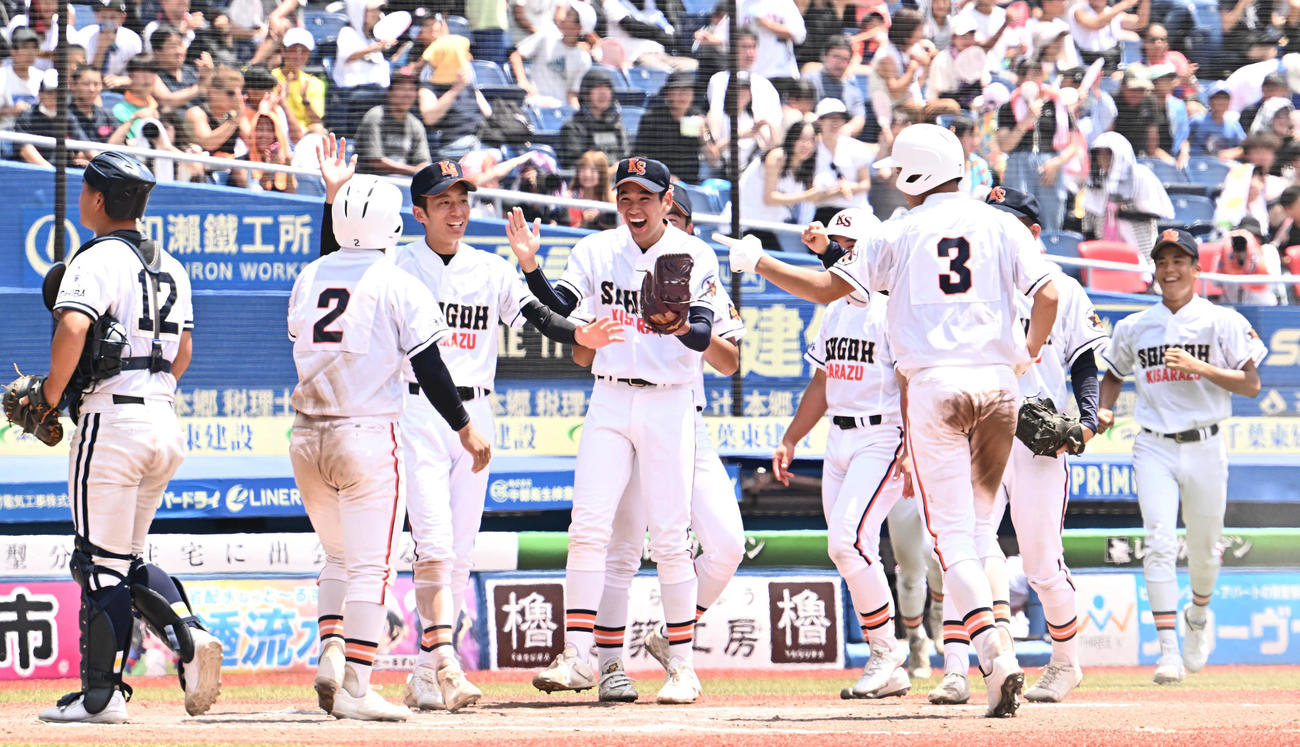 東京学館対木更津総合　8回裏、コールド勝ちで決勝進出を決め喜ぶ木更津総合の選手たち（撮影・滝沢徹郎）