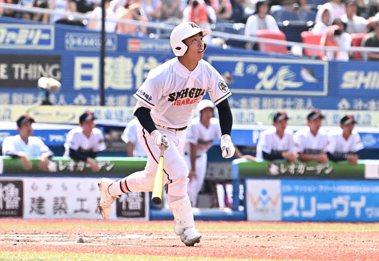 東京学館対木更津総合　1回裏木更津総合2死、羽根は右越え先制ソロ本塁打を放つ（撮影・滝沢徹郎）