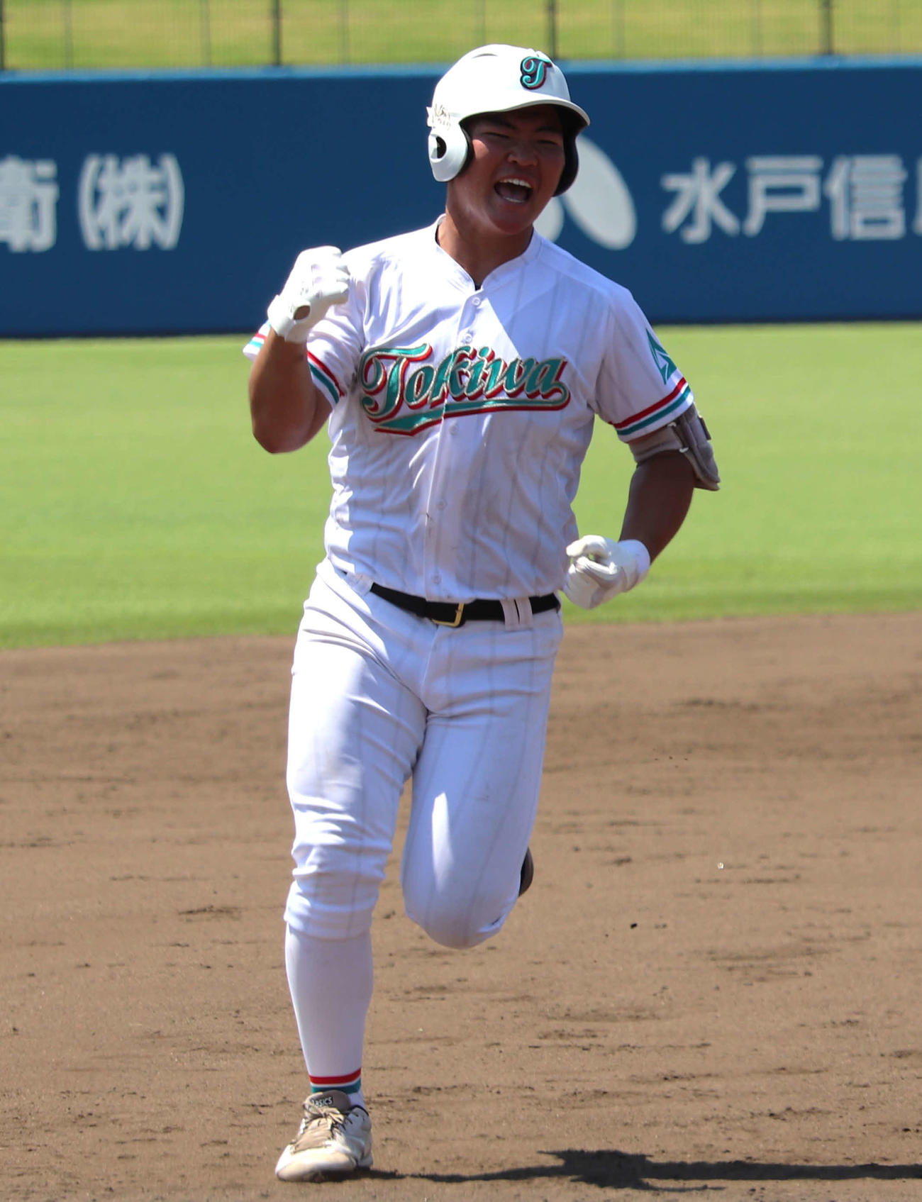 常磐大高対つくば秀英　3回2死一、三塁から左越え3点本塁打を放ちガッツポーズする常磐大高・瀬谷（撮影・佐瀬百合子）