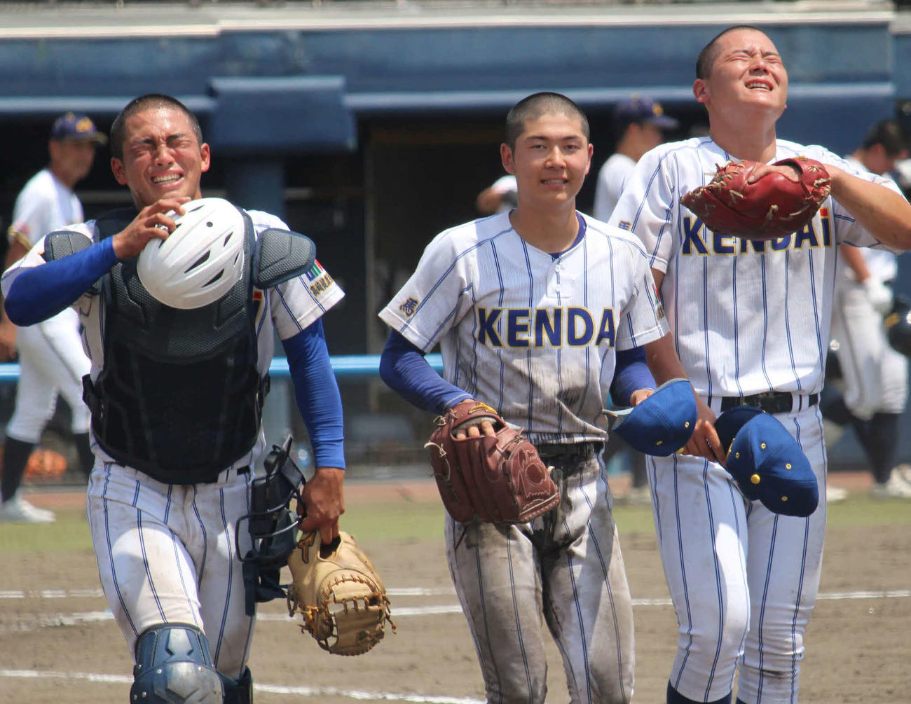 崖っぷちから決勝進出を決め涙する箱山（左）ら健大高崎ナイン