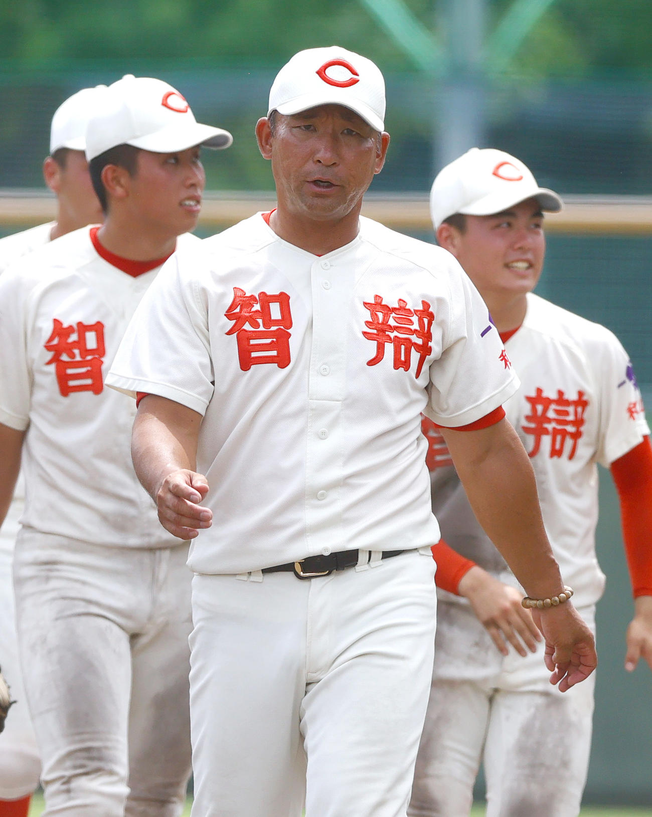 智弁和歌山対日高　日高に勝利した智弁和歌山・中谷監督は応援席へあいさつを終え引き揚げる（撮影・上山淳一）