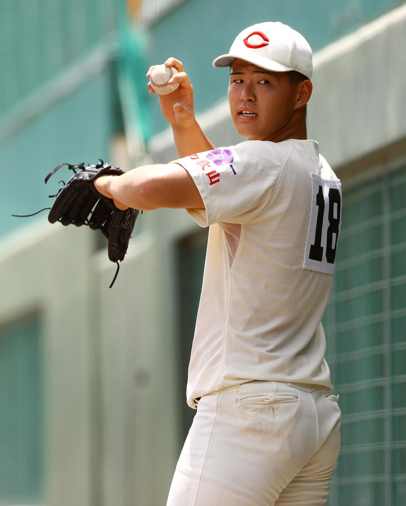 智弁和歌山対日高　ベンチ前で準備する智弁和歌山・中西（撮影・上山淳一）