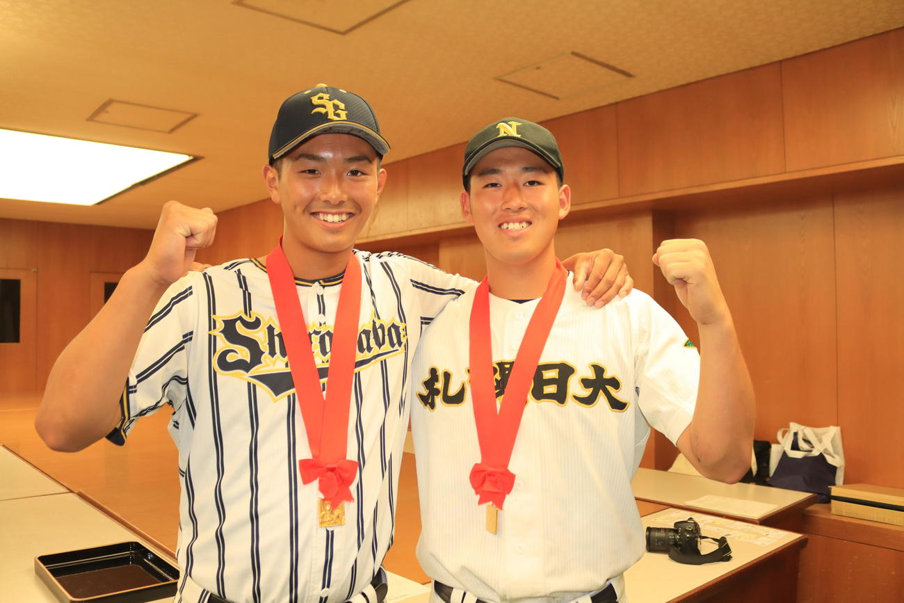 北海道庁を表敬訪問した白樺学園・宮坂（左）と札幌日大・高橋（撮影・保坂果那）