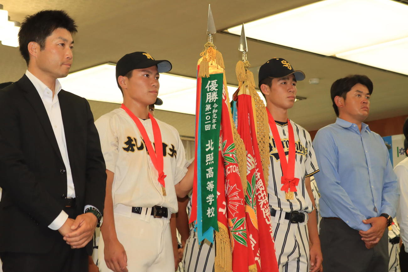 北海道庁を表敬訪問した（左から）札幌日大・森本監督、菊地主将、白樺学園・藤原主将、亀田監督（撮影・保坂果那）