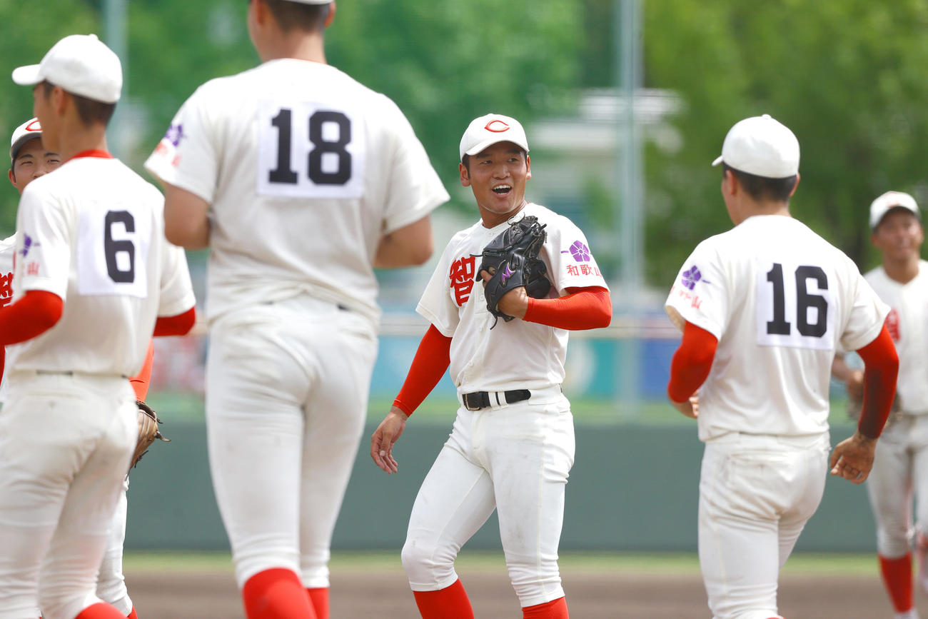 智弁和歌山対日高　5回裏に登板し試合を締めた智弁和歌山・金田（中央）は笑顔を見せる（撮影・上山淳一）