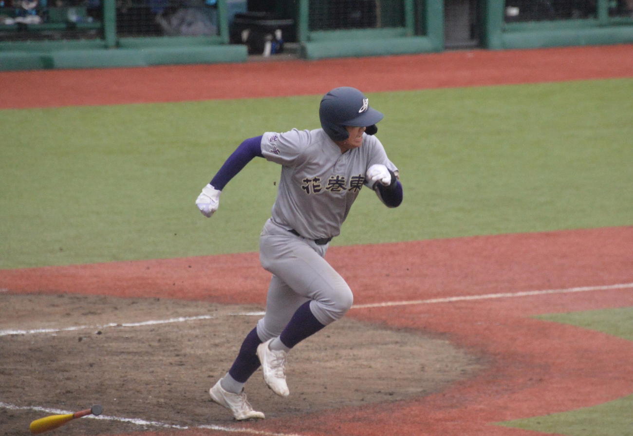 花巻東対盛岡大付　9回1死一、三塁、投ゴロ内野安打で一塁へ走る花巻東・古城（撮影・濱本神威）