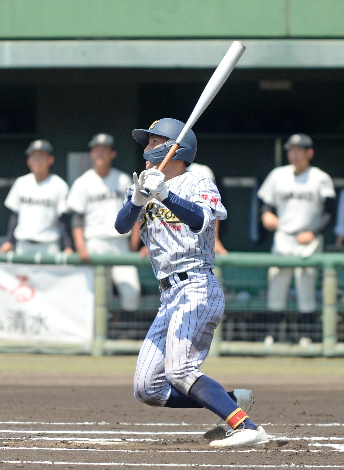 加藤学園対浜松工　6回に二塁打を放つ加藤学園・屋
