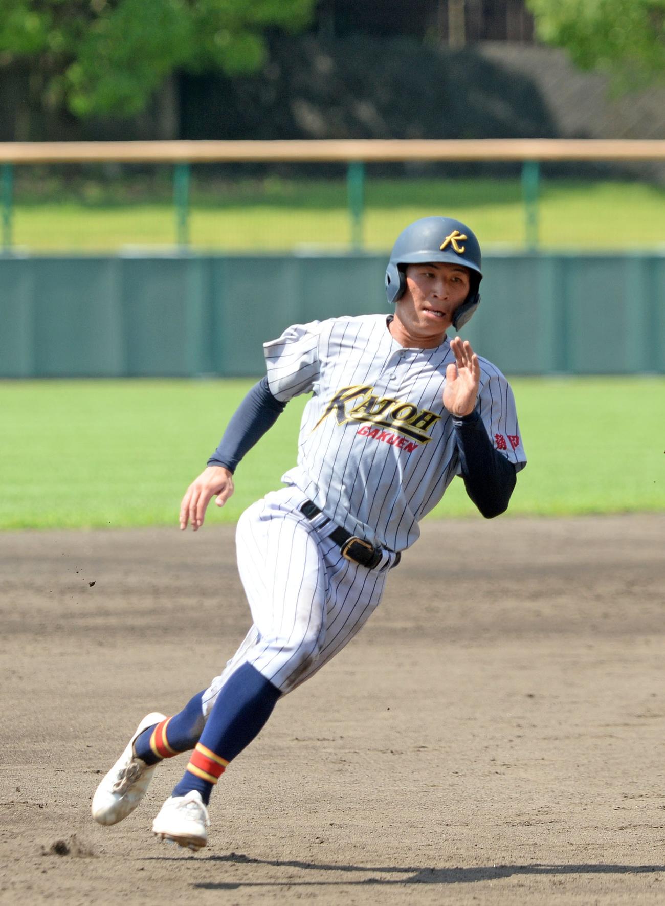 加藤学園対浜松工　4回表加藤学園2死二塁、味方の適時打で本塁に全力疾走する屋