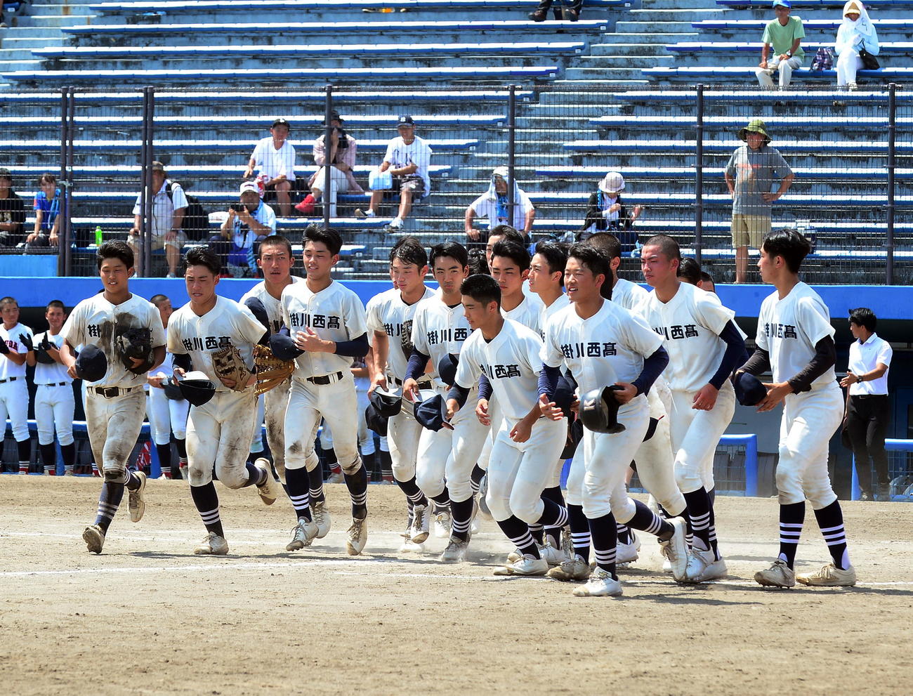 応援席へ勝利の報告に行く掛川西ナイン
