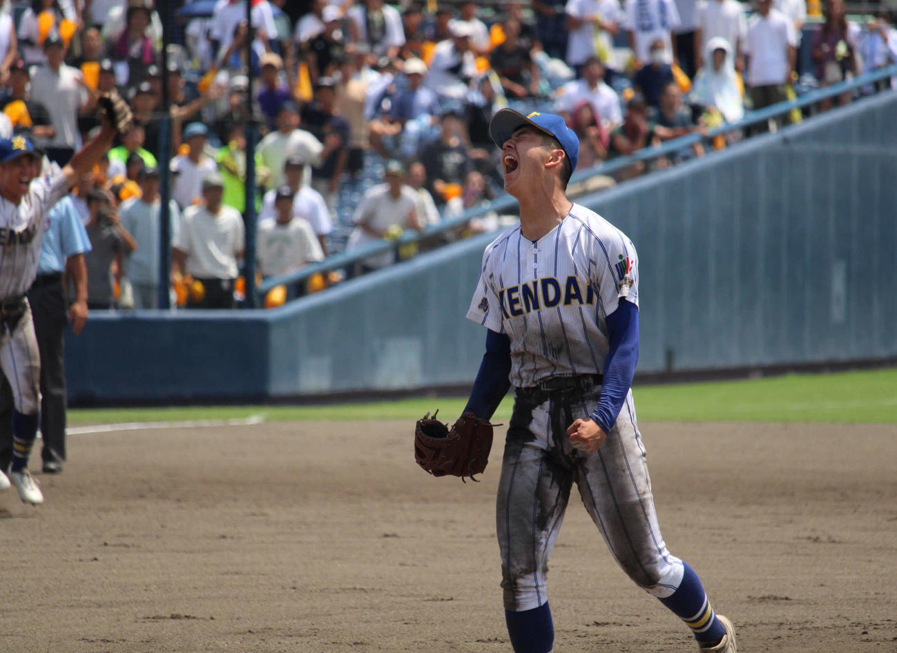 延長11回のピンチをしのいで勝利を決め、おたけびを上げる健大高崎・佐藤（撮影・金子真仁）