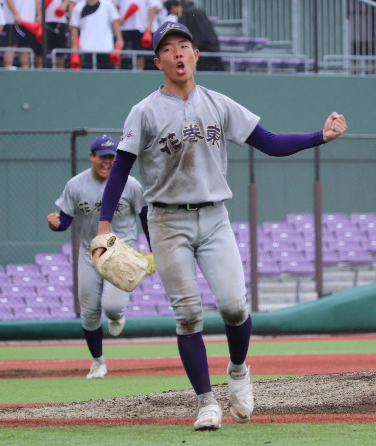 花巻東対盛岡大付　6回2死一、二塁のピンチを空振り三振に抑えガッツポーズする花巻東・葛西（撮影・古川真弥）