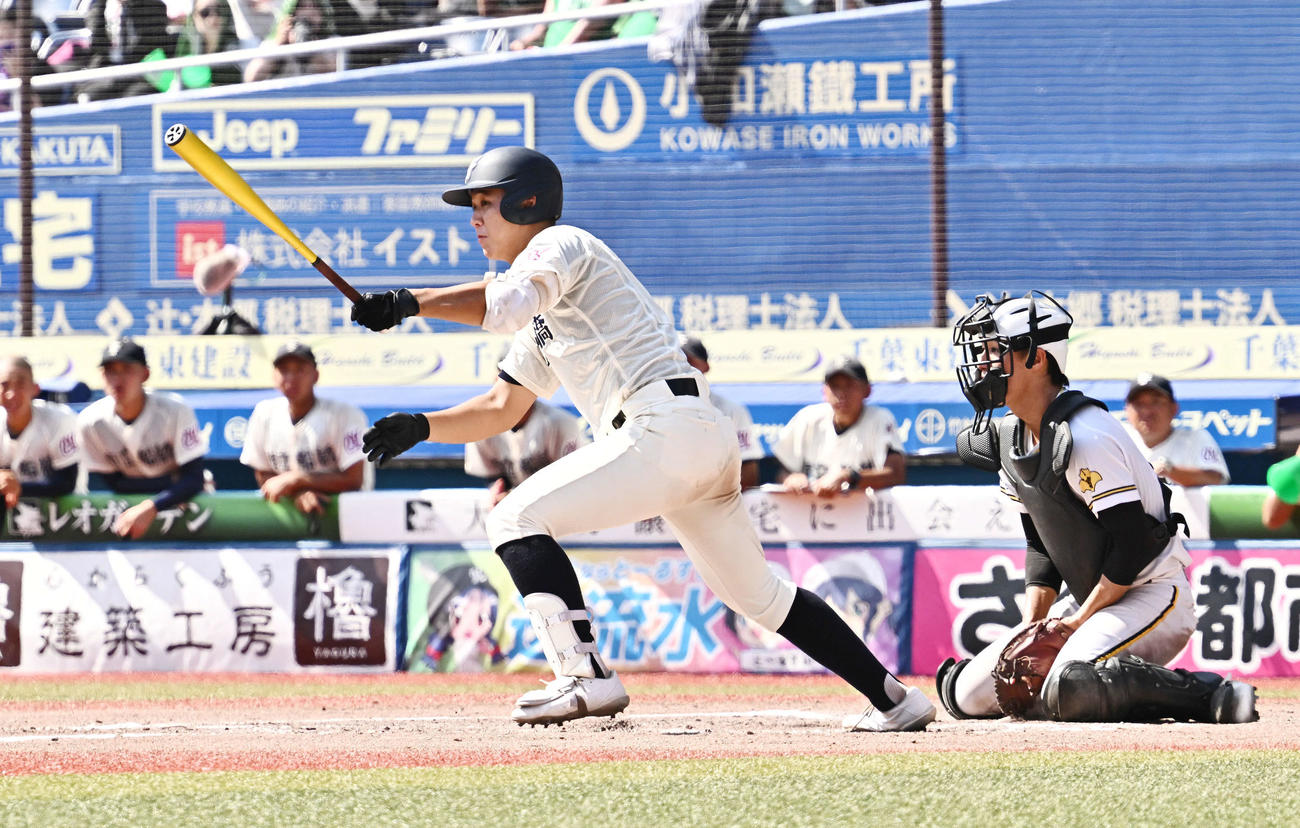 市原中央対市船橋　7回裏市船橋無死一、三塁、花嶋は左翼に適時二塁打を放つ（撮影・滝沢徹郎）