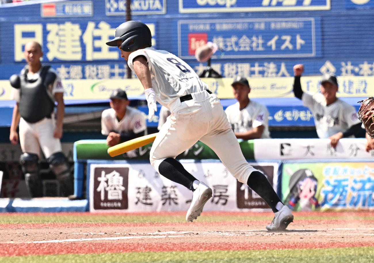 市原中央対市船橋　7回裏市船橋無死一、平野はバントで敵失を誘い出塁する（撮影・滝沢徹郎）