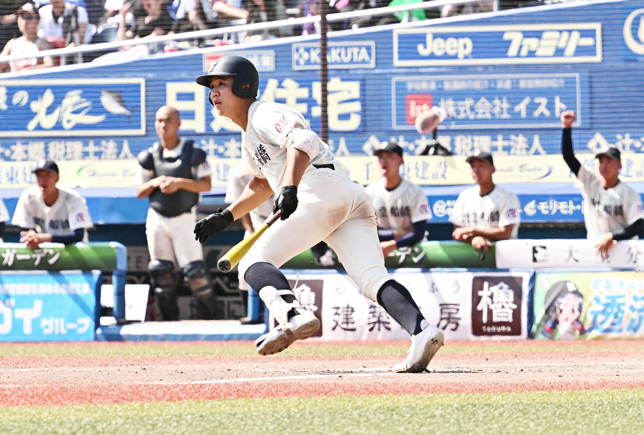 市原中央対市船橋　7回裏市船橋無死一、三塁、花嶋は左翼に適時二塁打を放つ（撮影・滝沢徹郎）