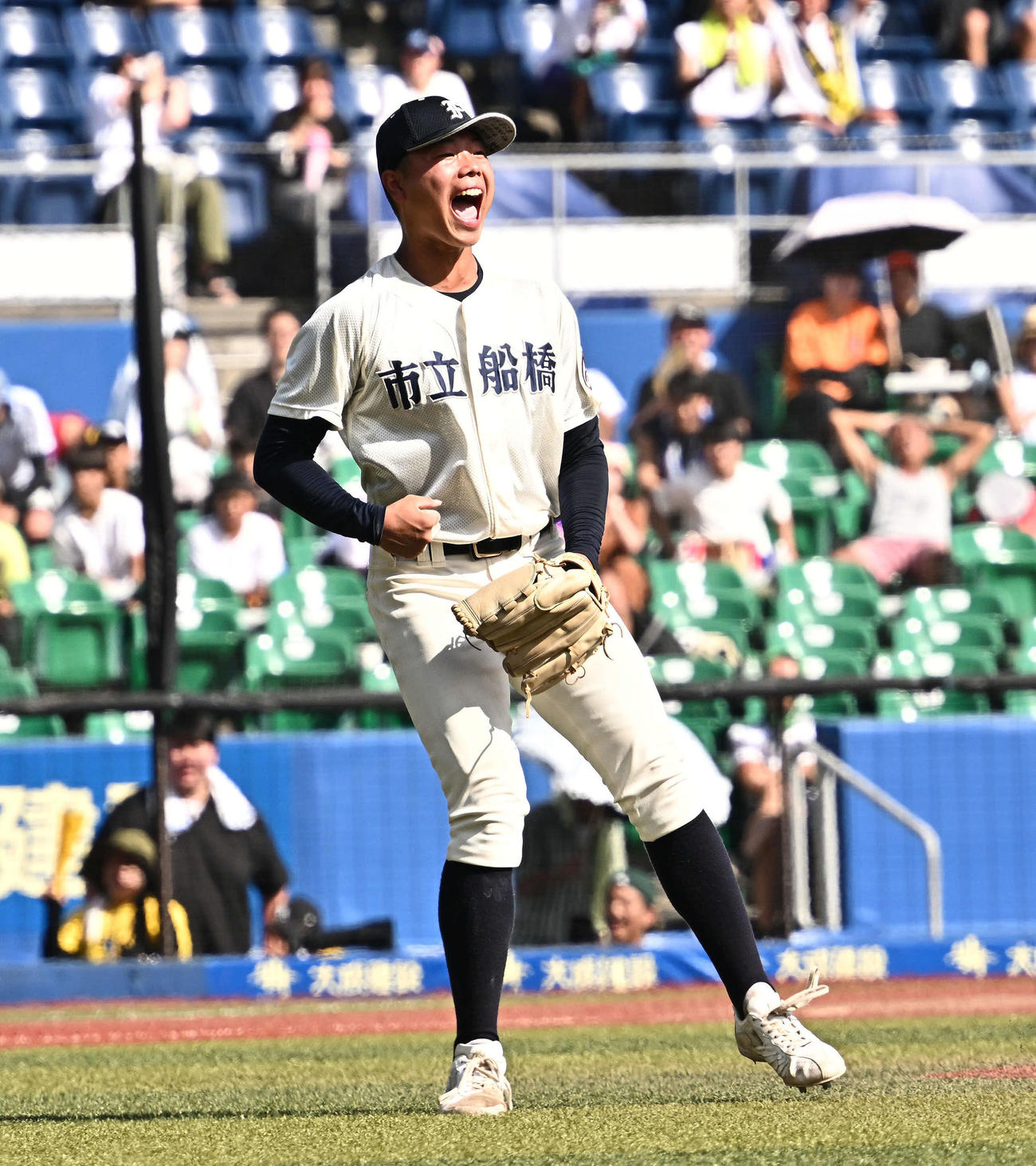 市原中央対市船橋　9回表市原中央2死一、二塁、塚田を空振り三振に仕留めガッツポーズする工藤（撮影・滝沢徹郎）