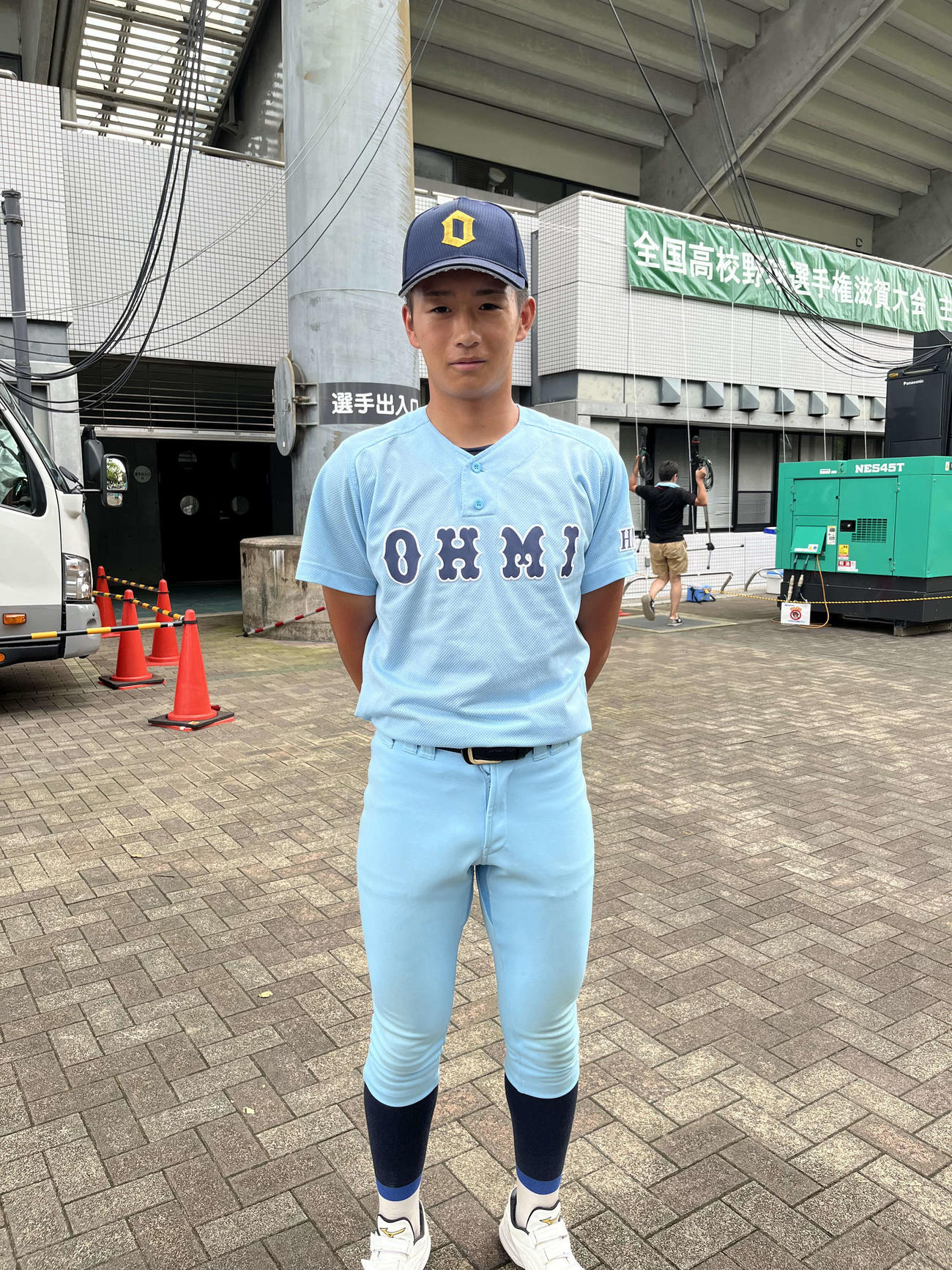 綾羽対近江　スタジアムの外で記念撮影に納まる近江・西山
