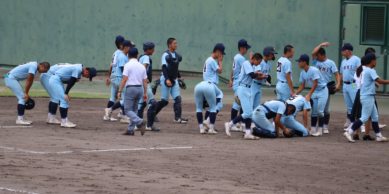 準決勝で敗退し、泣き崩れる近江ナイン（撮影・斉藤龍平）