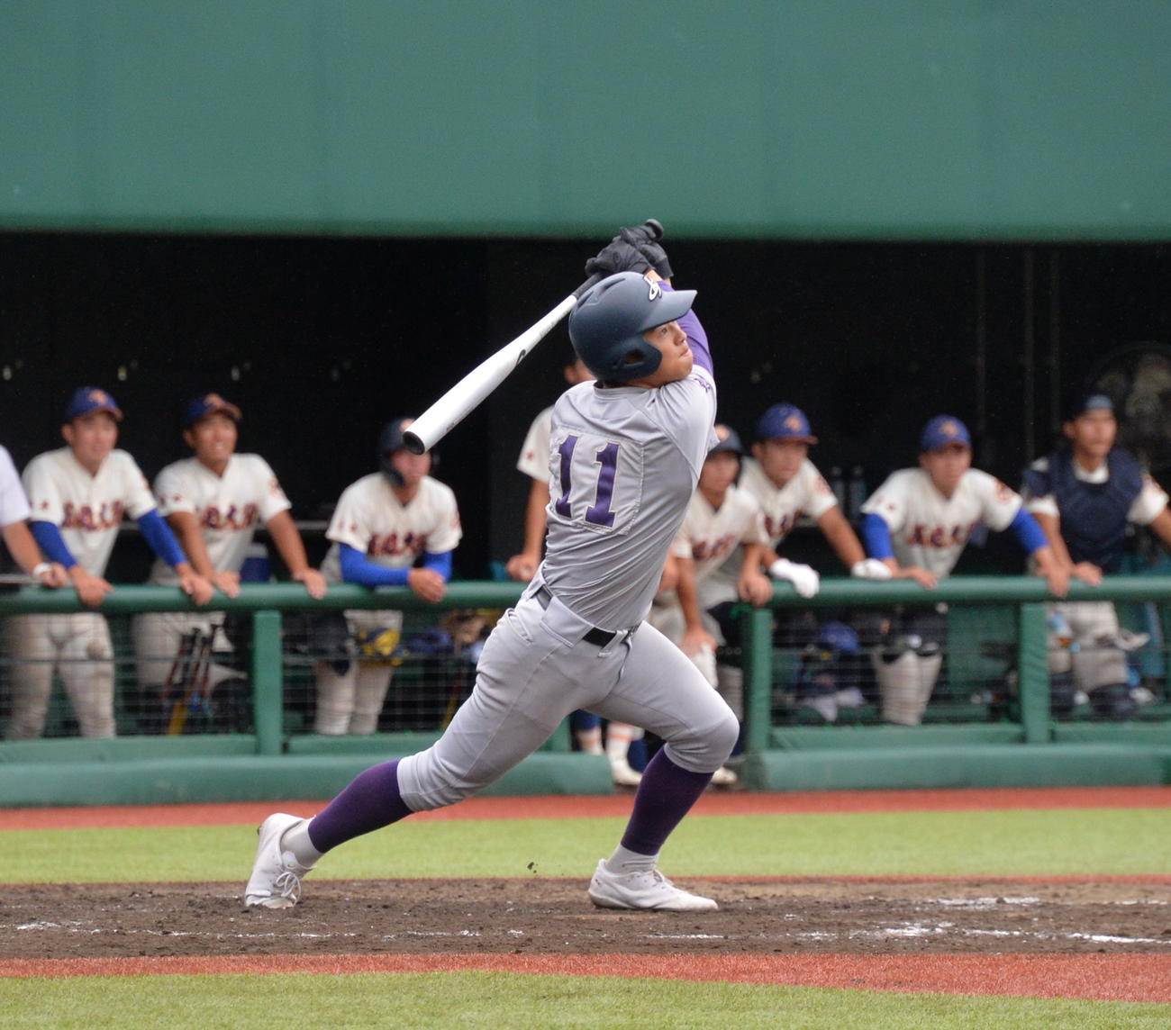 花巻東対盛岡大付　1－1で迎えた8回2死一塁、勝ち越しの右越え適時三塁打を放つ花巻東・田崎（撮影・濱本神威）