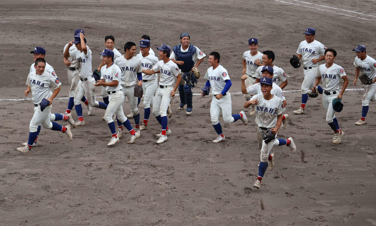 決勝進出を決め、喜ぶ綾羽ナイン（撮影・斉藤龍平）