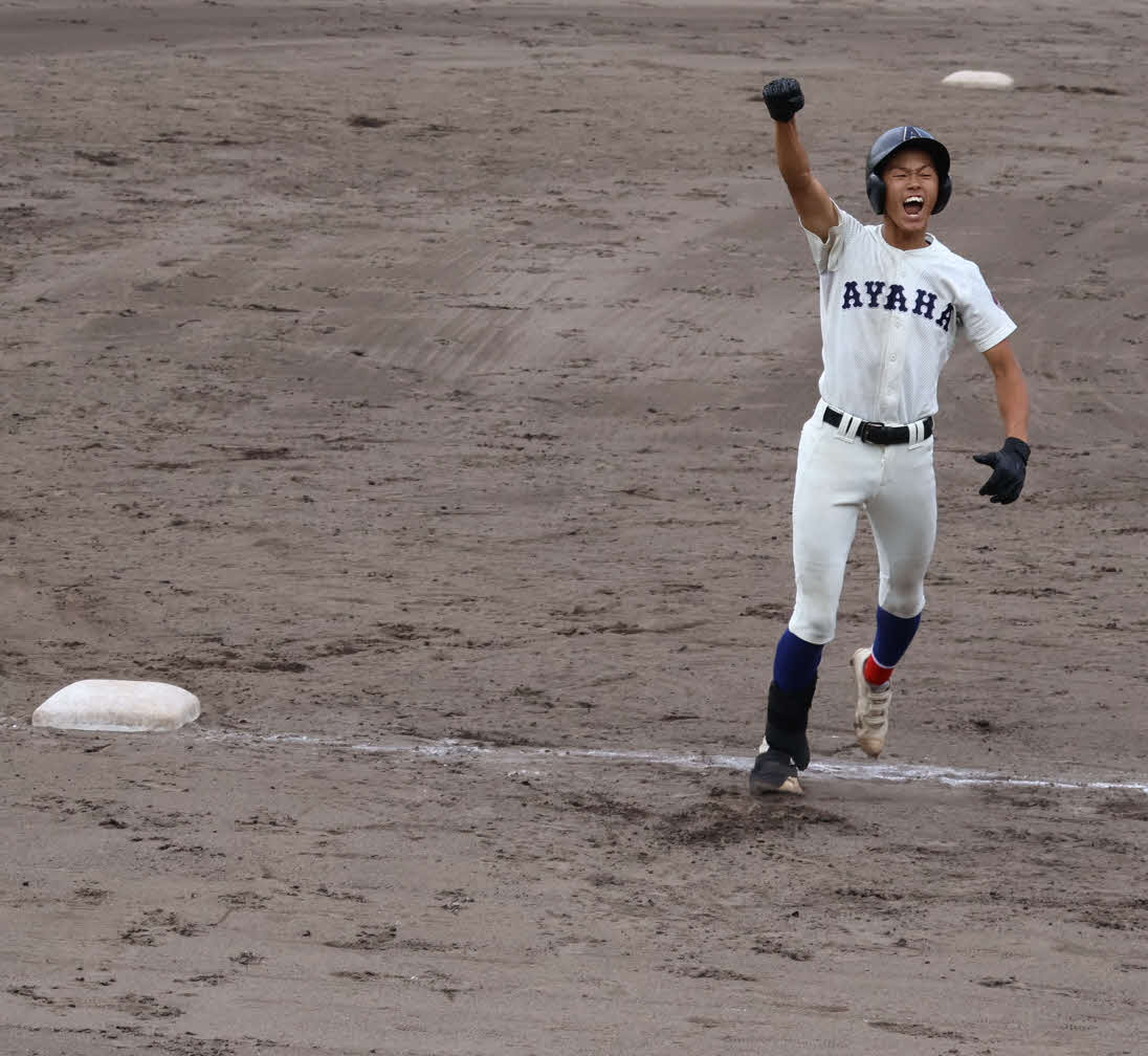 左適時三塁打を放ち、ガッズポーズをする北邑（撮影・斉藤龍平）