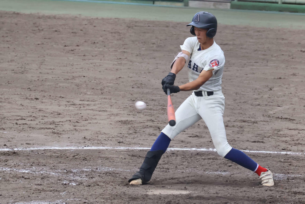 左適時三塁打を放つ北邑（撮影・斉藤龍平）