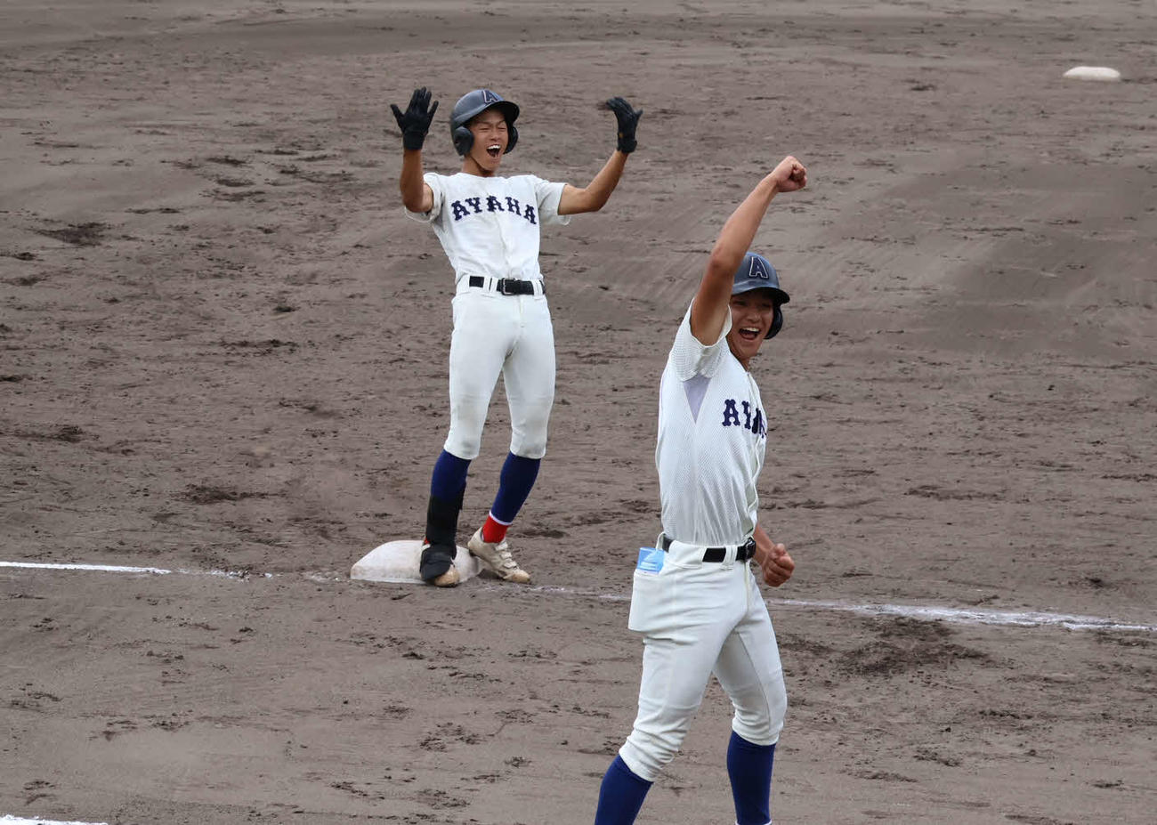 綾羽対近江　5回表綾羽1死二、三塁、左適時三塁打を放ち、ガッズポーズをする北邑（左）と武友（撮影・斉藤龍平）