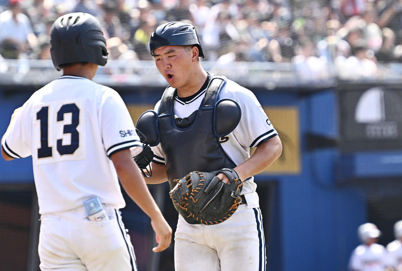 東京学館対木更津総合　2回裏の守備を終え声を出しベンチへ引き揚げる東京学館・千葉（右）（撮影・滝沢徹郎）