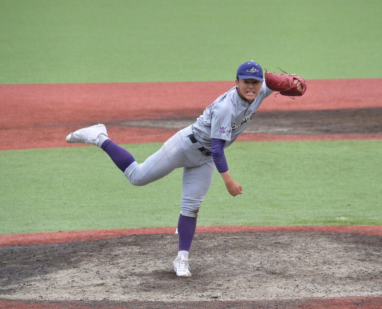 花巻東対盛岡大付　1球に魂を込めて投げ込む花巻東・田崎（撮影・濱本神威）