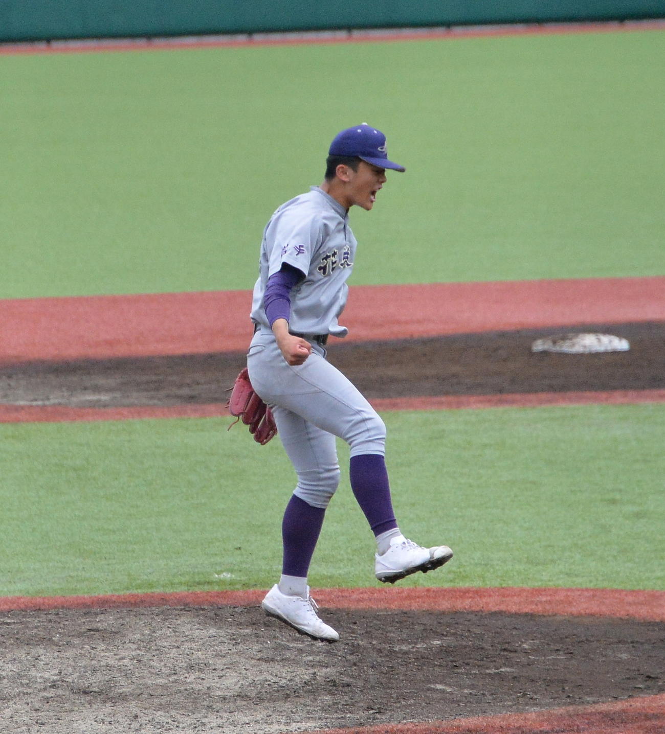 花巻東対盛岡大付　最後の打者を空振り三振に切って取り、力強くガッツポーズする花巻東・田崎（撮影・濱本神威）