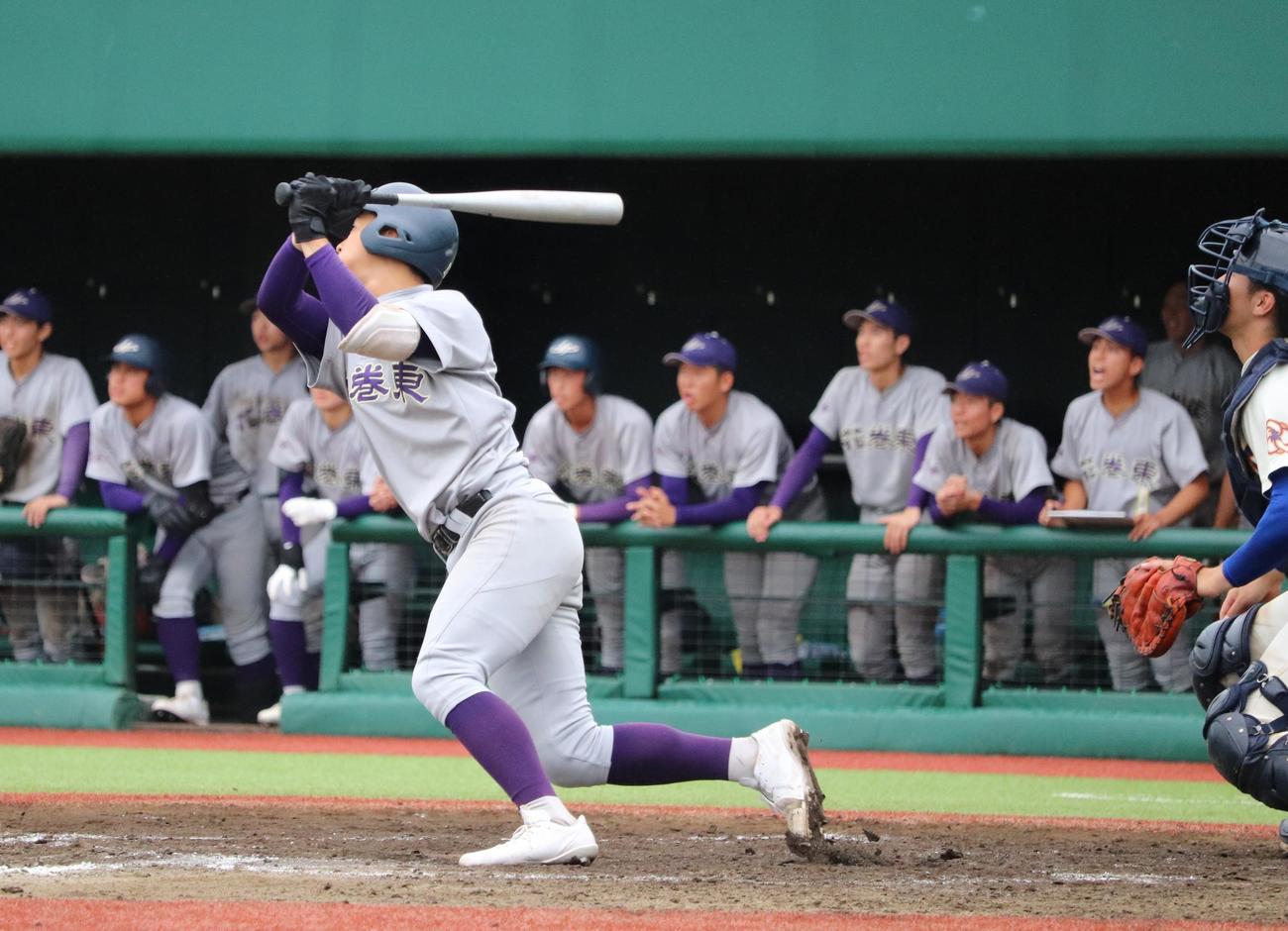 花巻東対盛岡大付　花巻東8回2死一塁、右越えに適時三塁打を放つ田崎（撮影・古川真弥）