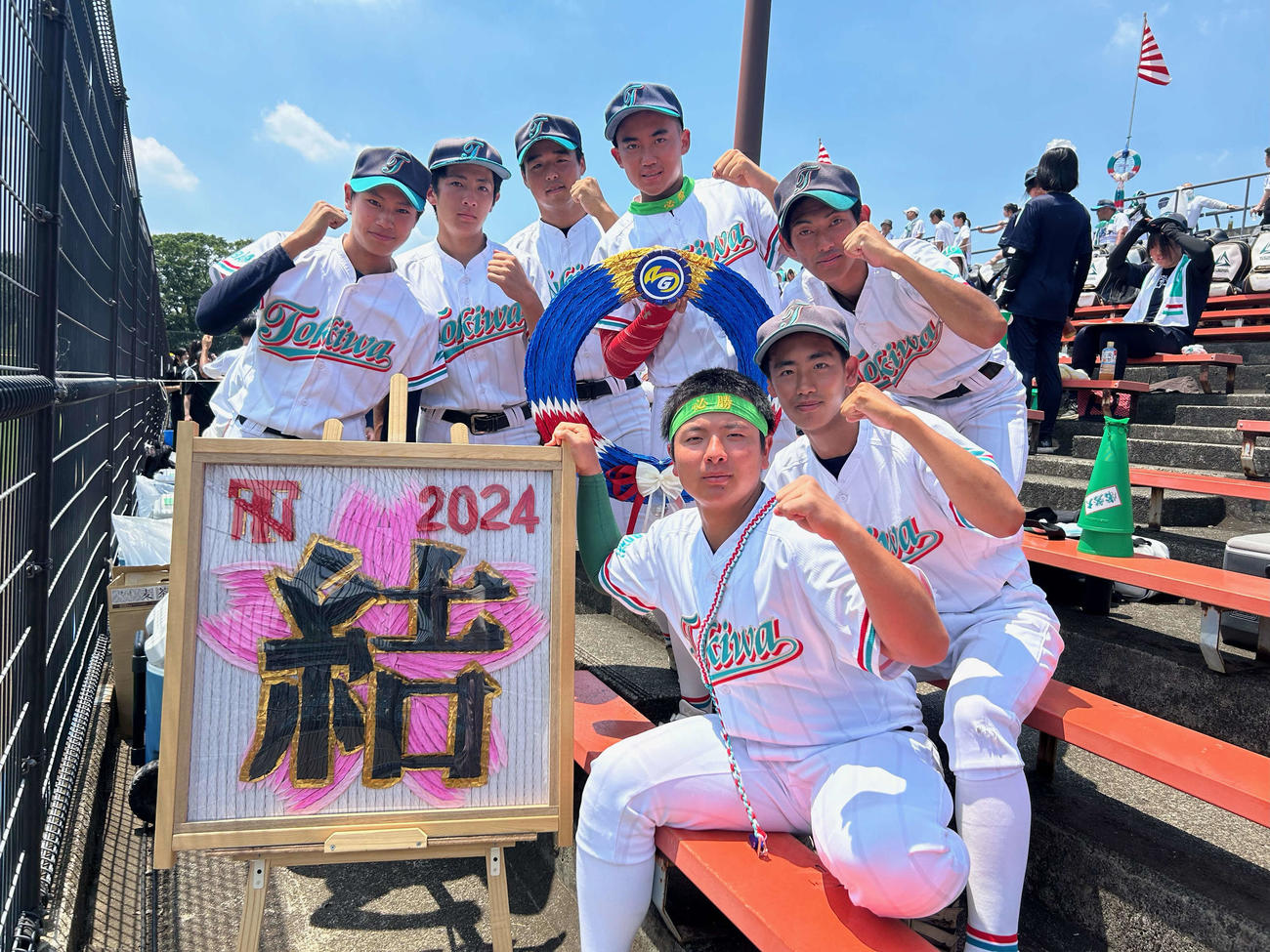 常磐大高対つくば秀英　　準決勝までに対戦した学校から「甲子園に行ってほしい」思いを託されてもらったという応援グッズを囲む、常磐大高スタンド選手たち（撮影・佐瀬百合子）