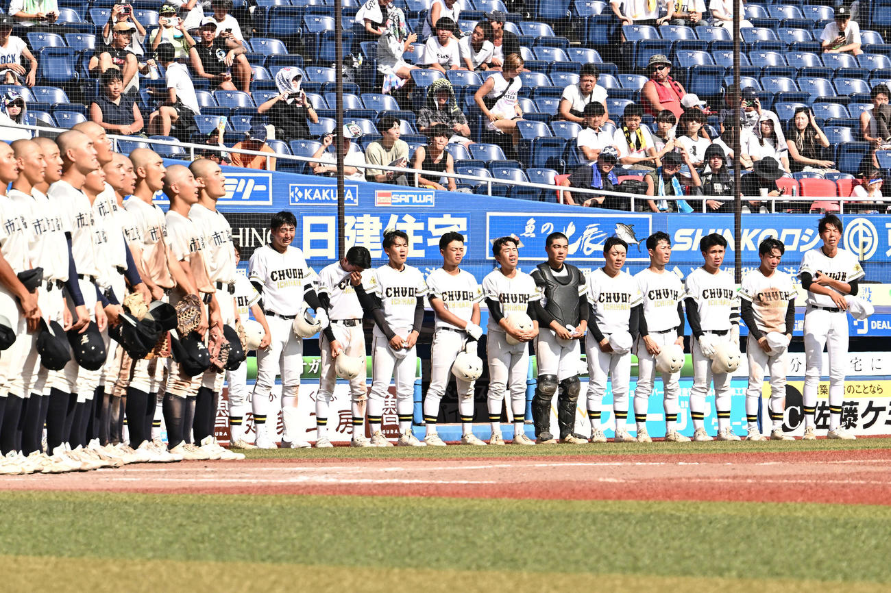 市原中央対市船橋　決勝進出を逃がし涙を流す市原中央の選手たち（撮影・滝沢徹郎）