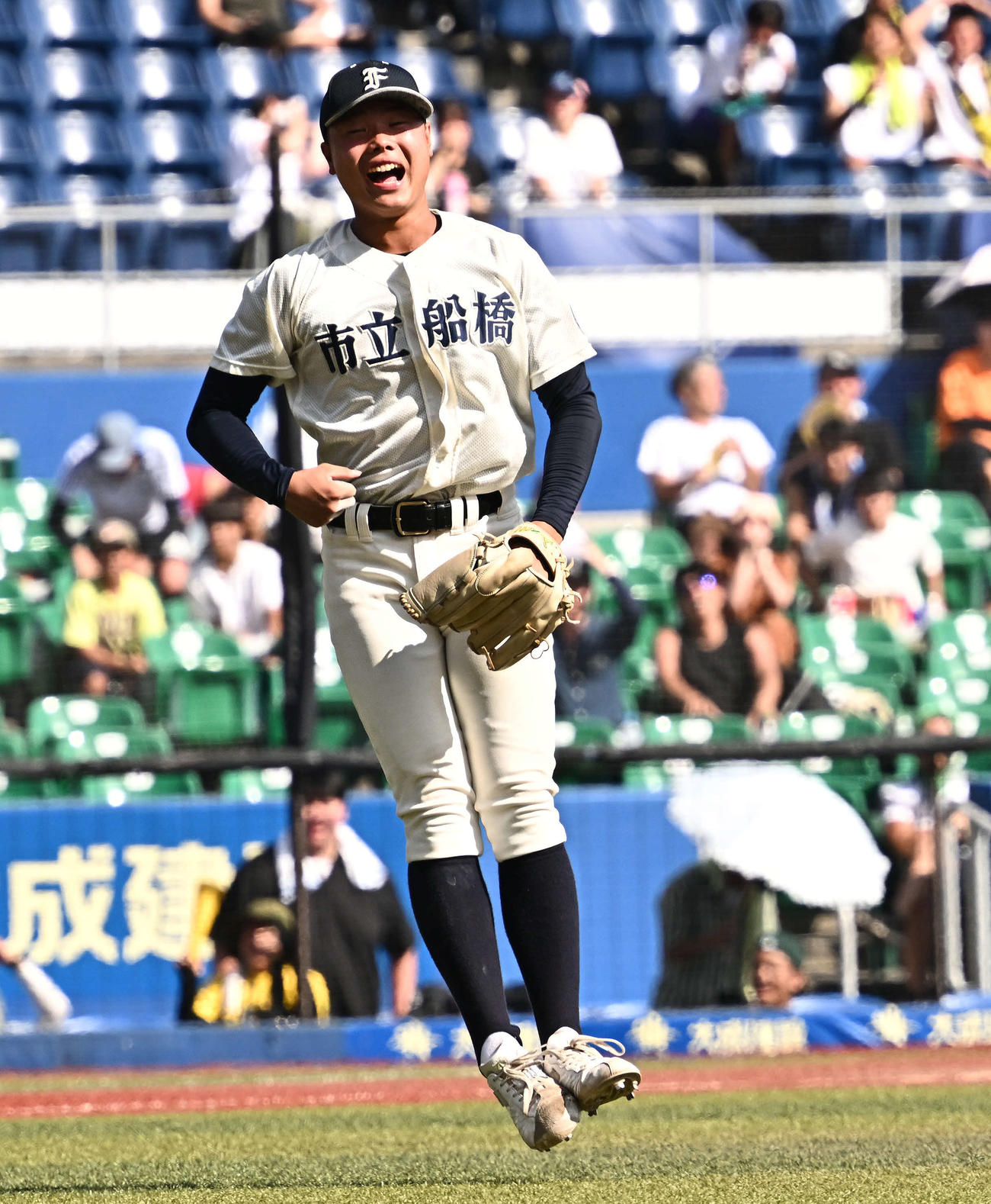 市原中央対市船橋　9回表市原中央2死一、二塁、塚田を空振り三振に仕留めガッツポーズする工藤（撮影・滝沢徹郎）