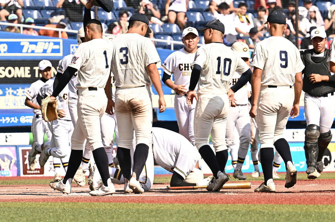 市原中央対市船橋　9回表市原中央2死一、二塁、空振り三振に倒れうずくまる塚田（撮影・滝沢徹郎）