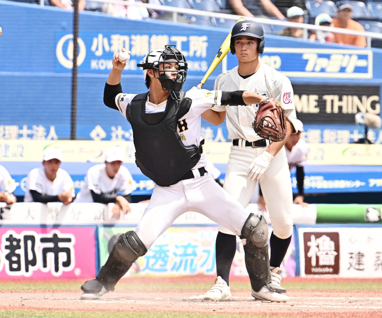 市原中央対市船橋　2回裏、二塁へ送球する市原中央捕手土橋（撮影・滝沢徹郎）